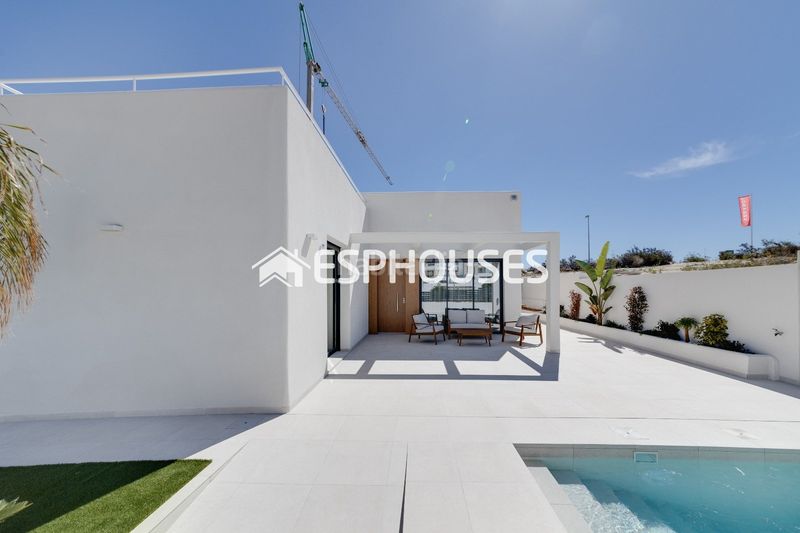 Foto 52daad83-8340-4da2-9dd8-84cded546766. Xalet amb piscina a Pueblo Lucero Rojales