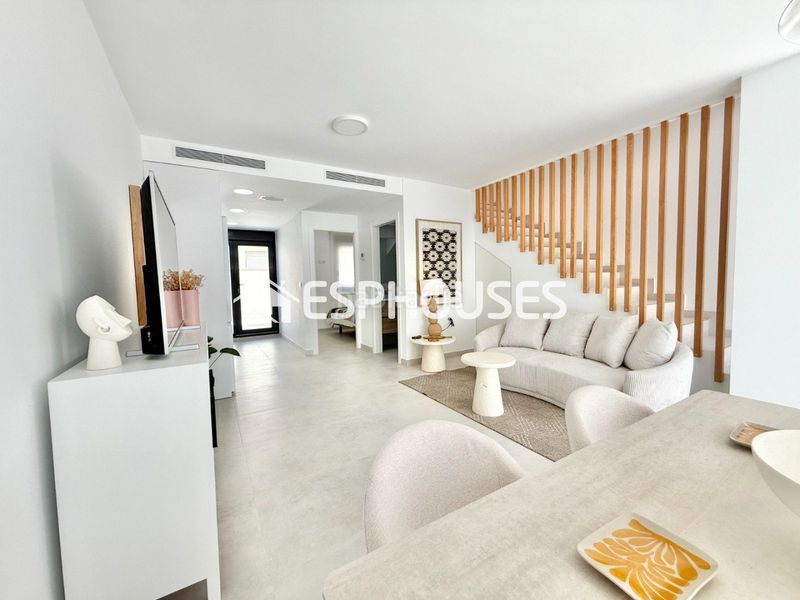 Foto 1b7a2661-4fe9-4cbf-95a5-74f6d0f46458. Casa aparellada amb piscina a Cox