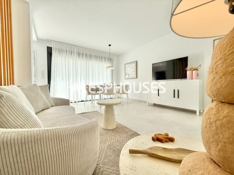 Foto 5bec40db-3467-490e-b242-024e6543a335. Casa aparellada amb piscina a Cox