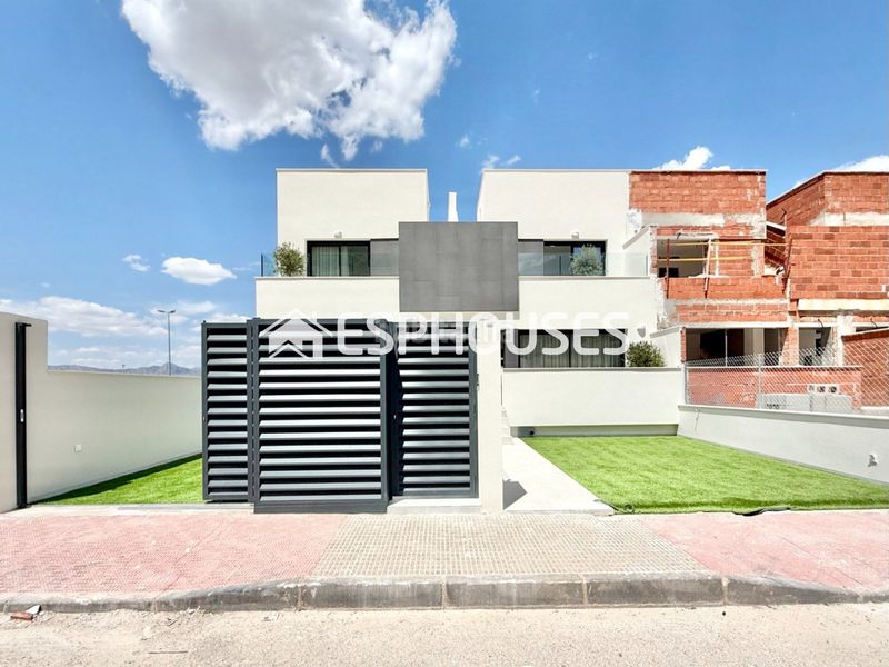 Foto ab7490a6-2266-403f-96f9-ab5c935565eb. Casa aparellada amb piscina a Cox