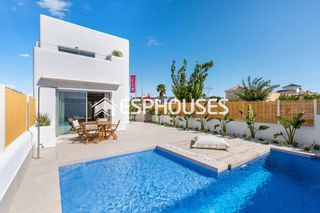 Chalet in Las Lomas de Rame-Bahía Bella. Villa de obra nueva con piscina privada en los alcázares