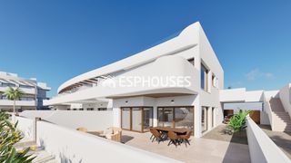 Casa a Las Lomas de Rame-Bahía Bella. Adosado de obra nueva, de 2 dormitorios en planta baja con jardí
