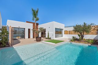 Chalet en Las Lomas de Rame-Bahía Bella. Villa de obra nueva con piscina privada junto a la serena golf,