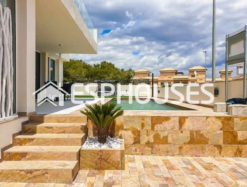 Foto 0655b0af-e28e-42fd-876a-7c17c7bbe1af. Chalet with pool in Los Almendros Orihuela