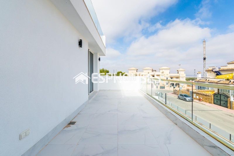 Foto 0f55250d-0eb1-4950-87af-673a48512aba. Chalet with pool in Los Almendros Orihuela