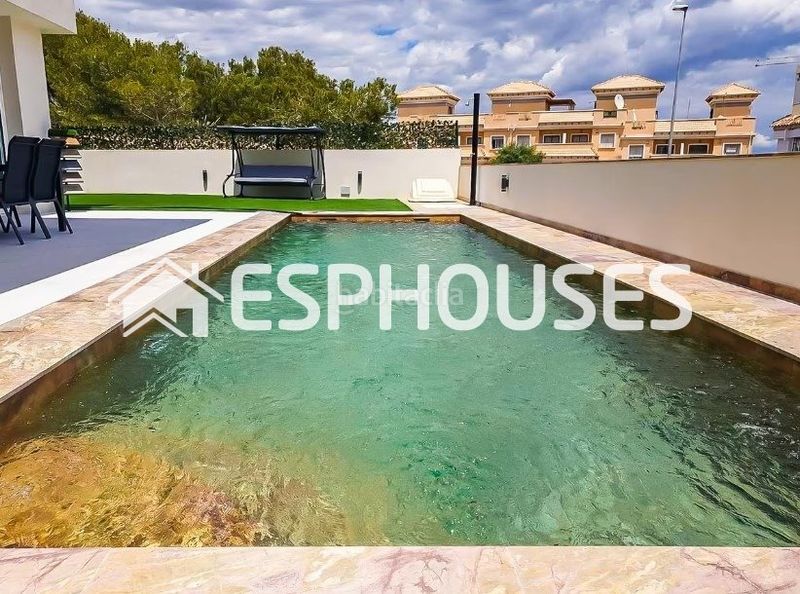 Foto 61dcab02-e948-4e6e-8754-e2d977dec9d9. Chalet with pool in Los Almendros Orihuela