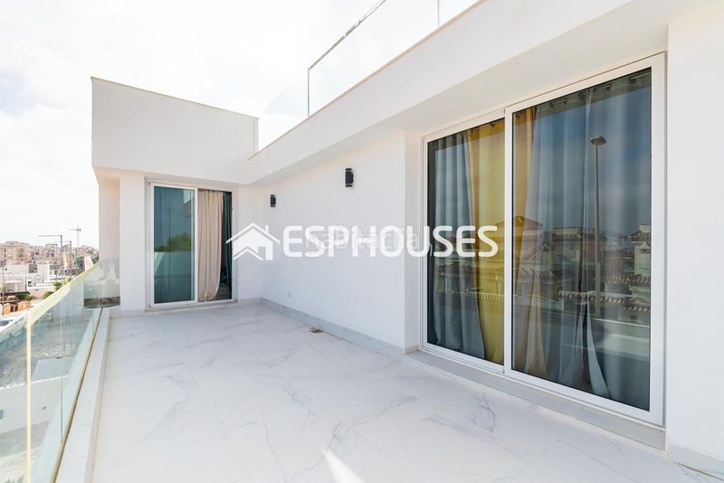 Foto 926c4e76-1ed2-4fe0-ab13-ce42ef1a2113. Chalet with pool in Los Almendros Orihuela