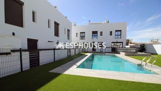 Casa aparellada a Pilar de la Horadada Ciudad. Villa pareada de obra nueva con 4 dormitorios, solárium y zonas