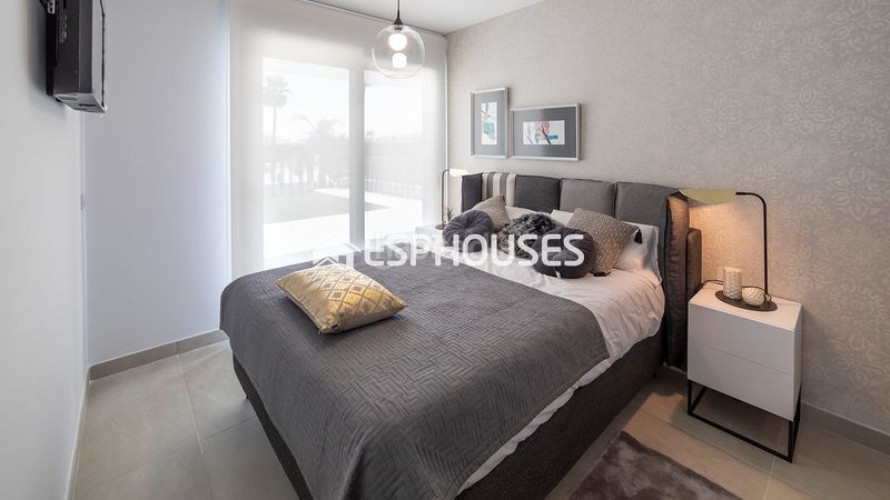 Foto ba9542bd-7939-4ff4-bebb-fa3de0513715. Planta baixa amb piscina a Playa Flamenca Orihuela