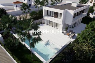 Xalet a La Zenia. Villa independiente de obra nueva con garaje subterráneo y pisci