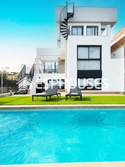 Chalet à Algorfa. Villa independiente de obra nueva con piscina privada y 6 dormit