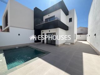 Chalet in Almoradí. Villa independiente con piscina privada en las heredades, almora