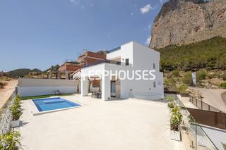 Xalet a Casco urbano. Proyecto de obra nueva villa de lujo con vistas al mar y montaña