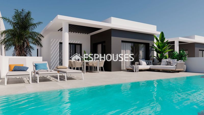 Foto c4202c8c-c7c6-440a-ad48-ce09477ba57a. Chalet with pool in Pueblo Lucero Rojales