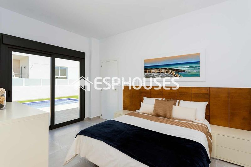 Foto 02a88812-2ee0-49bd-ba92-bca637a10d34. Casa adossada amb piscina a Daya Nueva