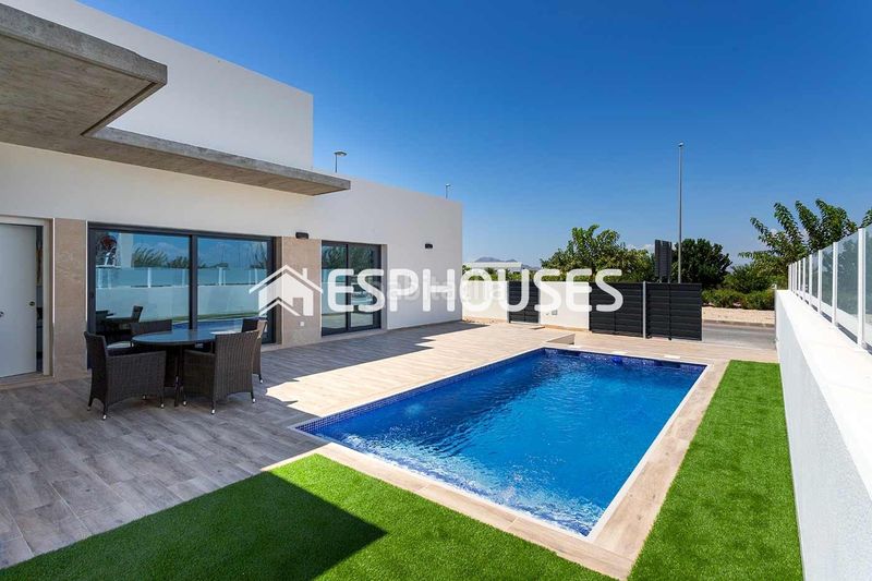 Foto 036134d1-f163-4f9e-99dc-359765e61d0f. Casa adossada amb piscina a Daya Nueva