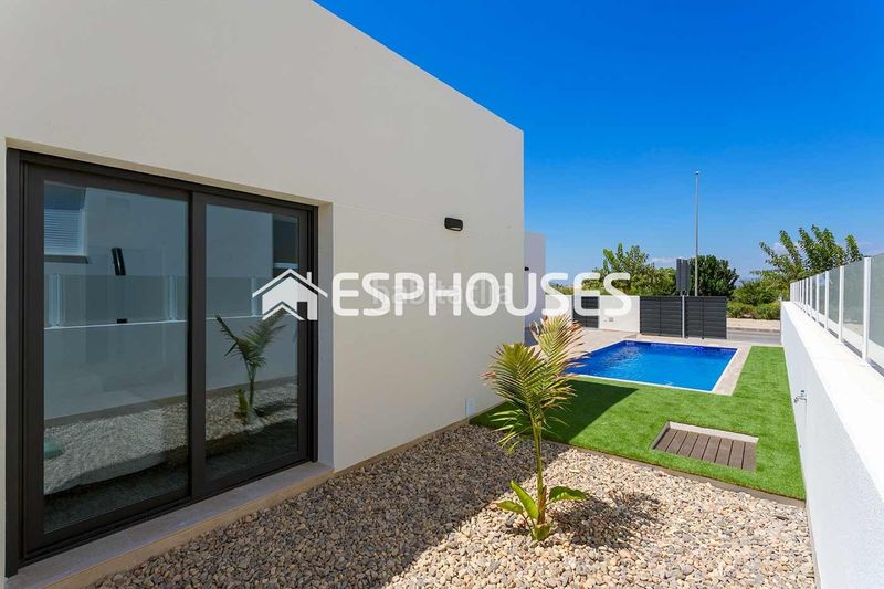 Foto 9d888432-d9e7-49e8-981a-24728026a6f1. Casa adossada amb piscina a Daya Nueva