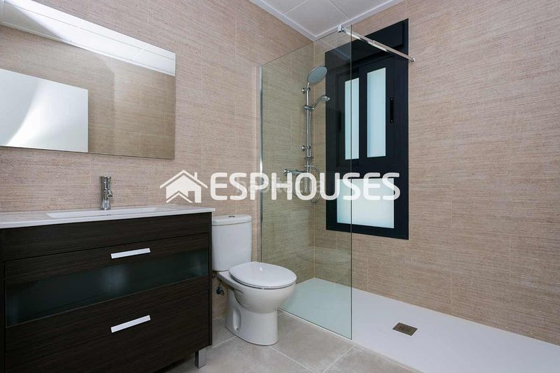 Foto b7f5fc24-1253-4520-a36b-d6f7f75a9d00. Casa adossada amb piscina a Daya Nueva
