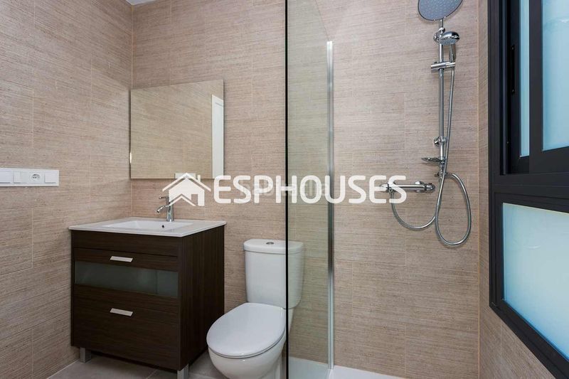 Foto bce65dc8-30cf-479b-9fea-549f86cf23a2. Casa adossada amb piscina a Daya Nueva