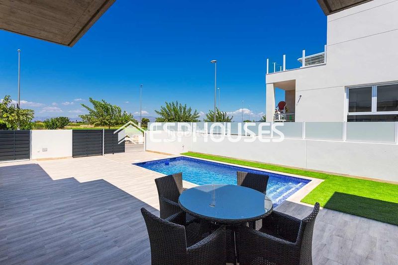 Foto ea1466ad-f438-4660-86f7-4d0794dd7e97. Casa adossada amb piscina a Daya Nueva