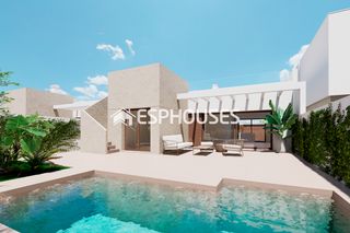 Chalet en Las Lomas de Rame-Bahía Bella. Villa independiente de obra nueva con solárium privado cerca de