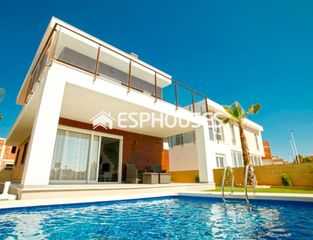 Chalet à Monte y Mar. Casa moderna cerca del mar, del aeropuerto y del centro de alica