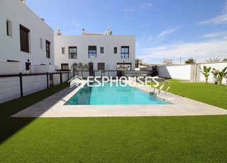 Casa aparellada a Pilar de la Horadada Ciudad. Villa pareada de obra nueva con solárium, cocina de verano y zon