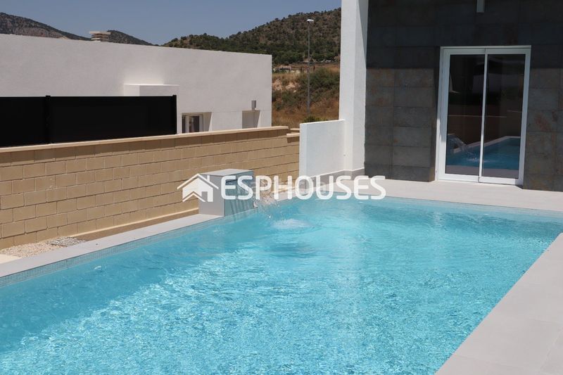 Foto b613f0fd-da81-48a2-b7ae-98af39dd6fb3. Xalet amb piscina a Romana (la)