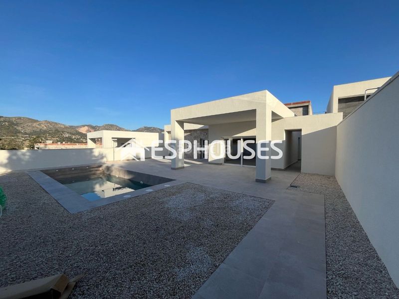Foto ef79b933-c28d-4485-a593-1b8914a13680. Xalet amb piscina a Romana (la)