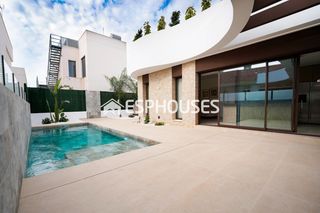 Semi detached house in Almoradí. Villa adosada en heredades