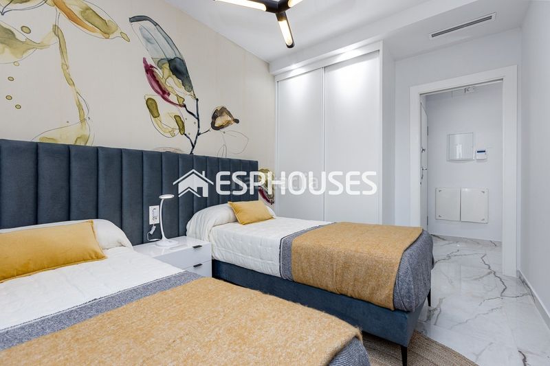 Foto 489225f2-0cc0-4600-bd11-18229114ce94. Ground floor with pool in San Miguel de Salinas