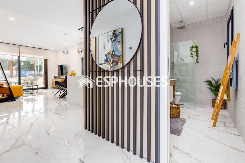Foto f78a7c41-9c0a-47ed-a8f6-07cd3d30dea9. Ground floor with pool in San Miguel de Salinas