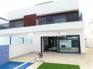 Casa aparellada a Pilar de la Horadada Ciudad. Chalet pareado con solarium y piscina en pilar de la horadada