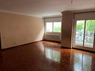 Appartement  Arbres. Amplio piso de 4 habitaciones frente plaa de la plana