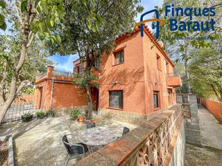 Casa a Albanyà. Finca espaciosa con dos hogares independientes, ideal para aquel