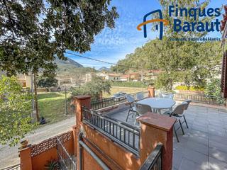 Casa in Albanyà. Finca espaciosa con dos hogares independientes, ideal para aquel