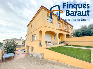 Casa aparellada a Poble Nou-Olivar Gran. ¡la casa con piscina y jardín que siempre has soñado te espera e