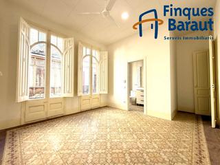 Casa adossada  Carrer sant lltzer. Magnfica casa reformada en el centro de figueres  amplitud, co