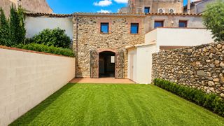Affitto Casale in Mollet de Peralada. Casa de pueblo de piedra restaurada con jardín privado en alquil