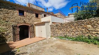 Rent Country house in Mollet de Peralada. Casa de pueblo de piedra restaurada con jardín privado en alquil