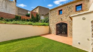 Miete Bauernhof in Mollet de Peralada. Casa de pueblo de piedra restaurada con jardín privado en alquil