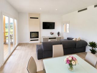 Casa  Carrer dels pirineus. Privacidad, jardín y piscina a pocos minutos de figueres y giron