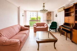 Etagenwohnung  Avinguda del primat reig. Amplia vivienda de 1190 m2 con garaje opcional junto a viveros