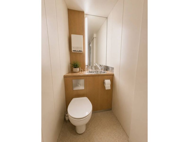 Foto 6f8b4d7d-f962-42ea-b526-1056a52ca0e5. Local comercial a Eixample Nord Girona