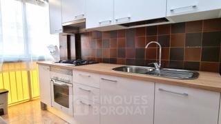 Location Appartement  Carrer del baró de les quatre torres. Piso en alquiler de temporada ( sin ascensor)  por estudios o tr