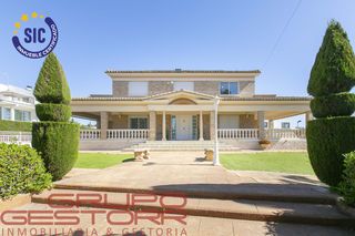Casa in Jaume Roig. Espectacular chalet en santa apolonia, el vedat de torrent