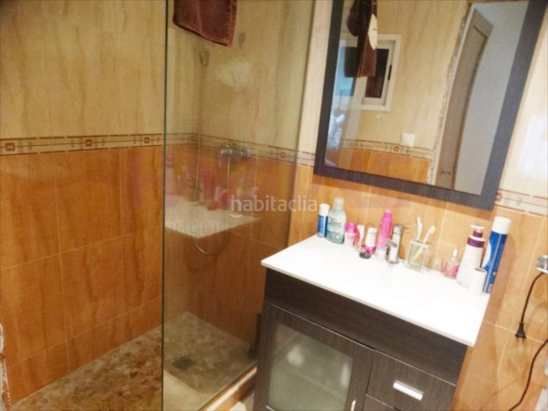 Foto f05fa66a-5738-4ec1-9f38-271efd7d4b3b. Casa aparellada a Novetlè