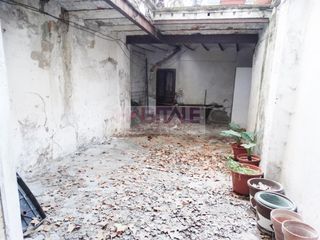 Casa aparellada a Xàtiva. Gran casa con patio en el centro de xativa con muchas posibilida