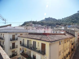 Casa aparellada a Xàtiva. Gran casa con garaje en zona muy cerca del centro para rehabilit