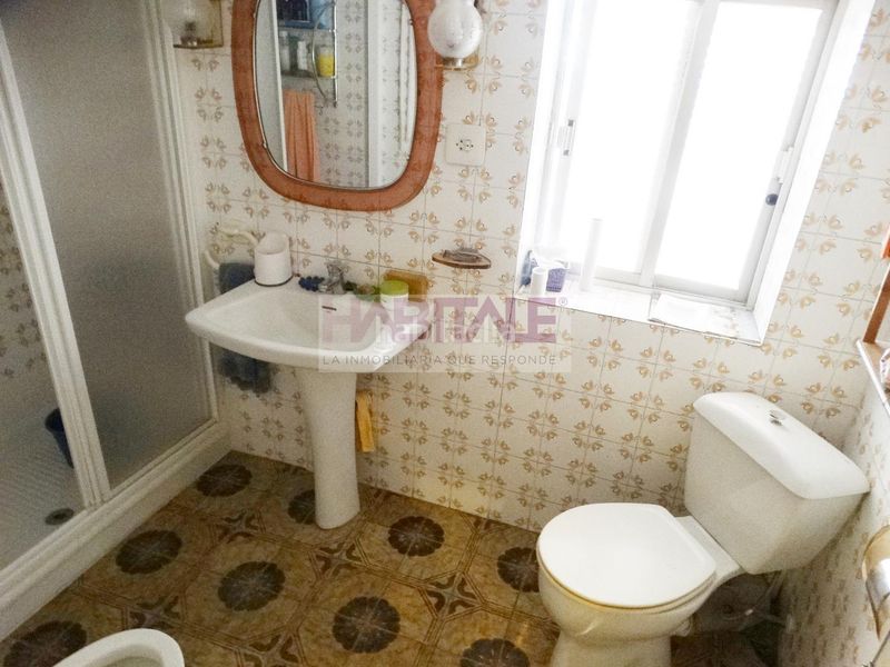 Foto 10599ff7-0153-4e7a-a2ca-7bedebe83866. Casa pareada gran casa con garaje y patio para reformar muy cerca del centro a un paso de la calle reina en Xàtiva